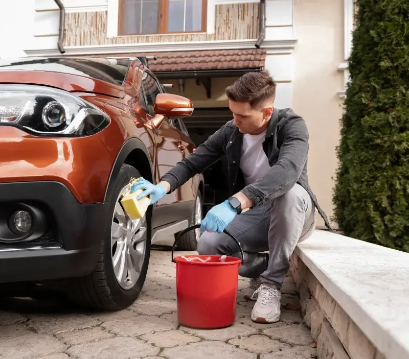 Lavage auto à domicile Nézel : professionnel intervenant sur un véhicule